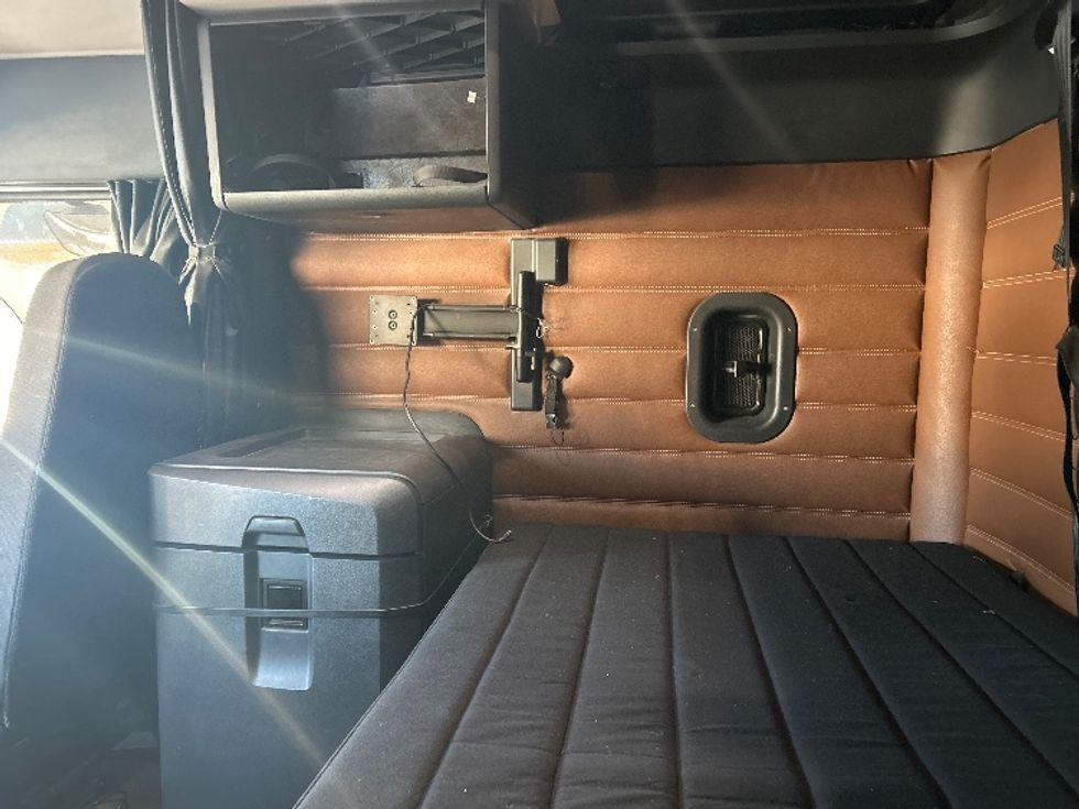 Sleeper Tractor-Heavy Duty Tractors-Freightliner-2020-T12664ST-Fontana-CA-564,394\n\t\tmiles-$ 63,500 - Image 19