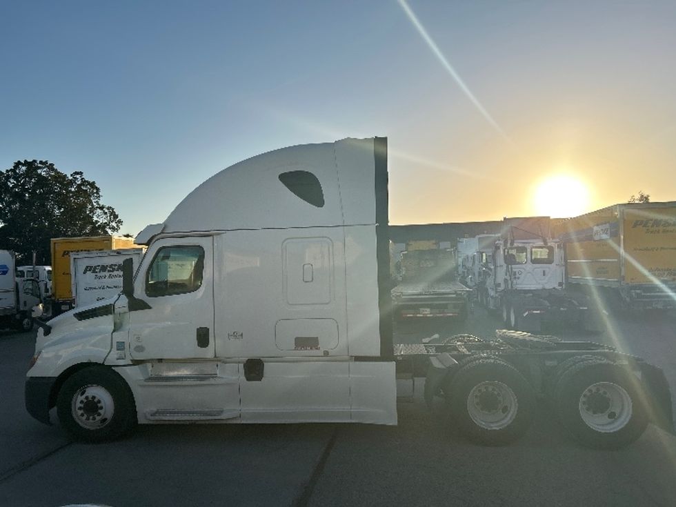 Sleeper Tractor-Heavy Duty Tractors-Freightliner-2020-T12664ST-Fontana-CA-564,394\n\t\tmiles-$ 63,500 - Image 4
