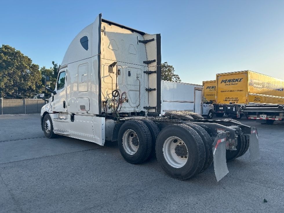 Sleeper Tractor-Heavy Duty Tractors-Freightliner-2020-T12664ST-Fontana-CA-564,394\n\t\tmiles-$ 63,500 - Image 5