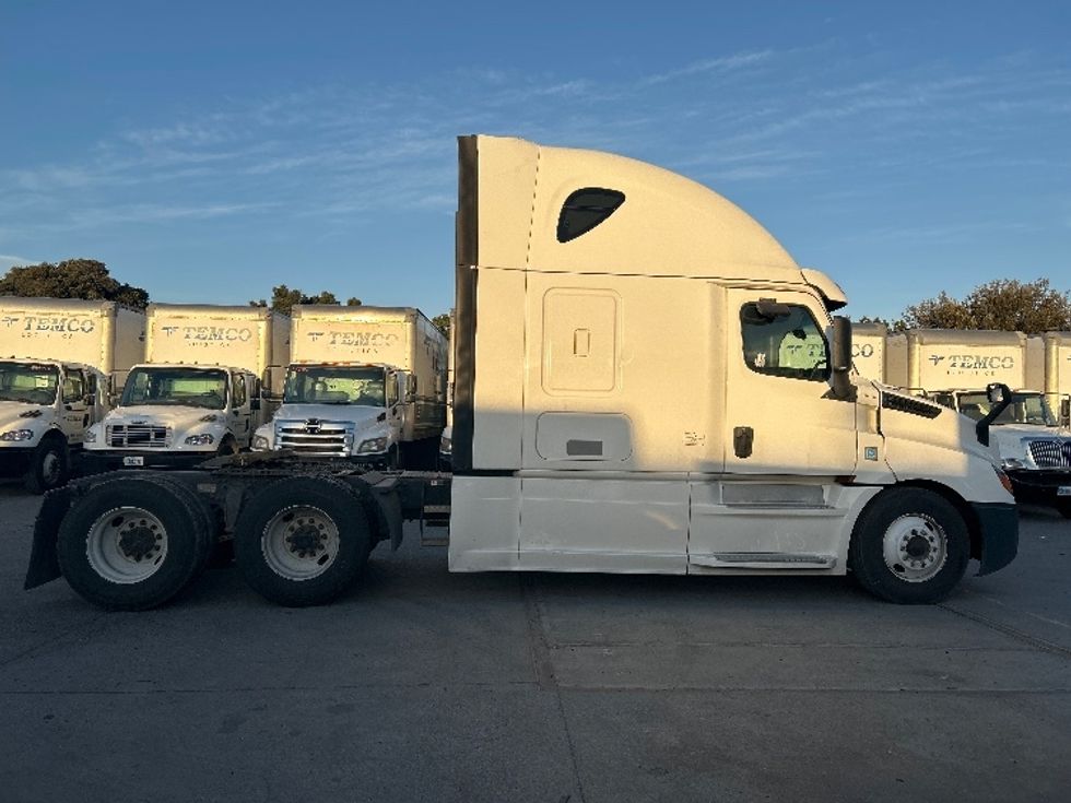 Sleeper Tractor-Heavy Duty Tractors-Freightliner-2020-T12664ST-Fontana-CA-564,394\n\t\tmiles-$ 63,500 - Image 8