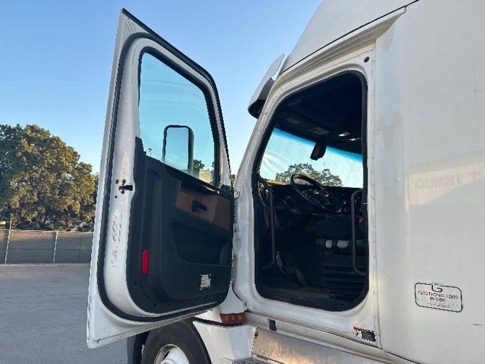 Sleeper Tractor-Heavy Duty Tractors-Freightliner-2020-T12664ST-Fontana-CA-564,394\n\t\tmiles-$ 63,500 - Image 9