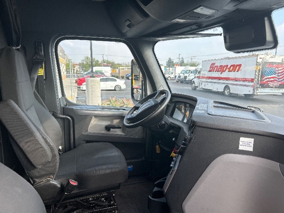 Sleeper Tractor-Heavy Duty Tractors-Freightliner-2020-T12664ST-Fontana-CA-611,577\n\t\tmiles-$ 55,250 - Image 13