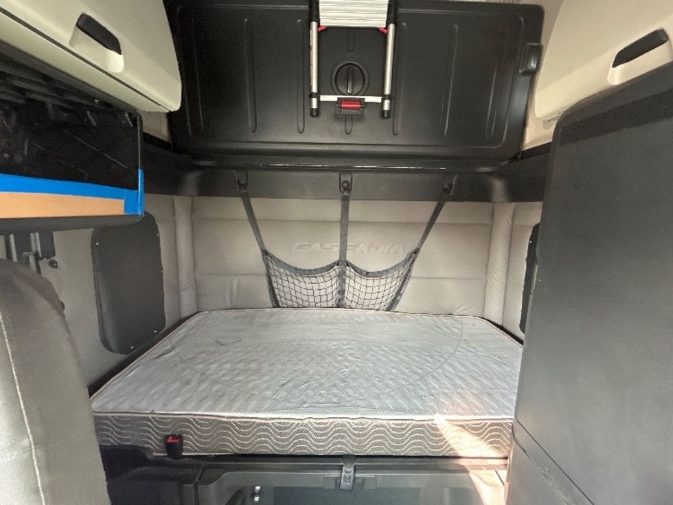 Sleeper Tractor-Heavy Duty Tractors-Freightliner-2020-T12664ST-Fontana-CA-611,577\n\t\tmiles-$ 55,250 - Image 14