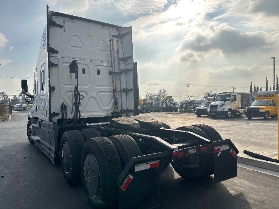 Sleeper Tractor-Heavy Duty Tractors-Freightliner-2020-T12664ST-Fontana-CA-611,577\n\t\tmiles-$ 55,250 - Image 3