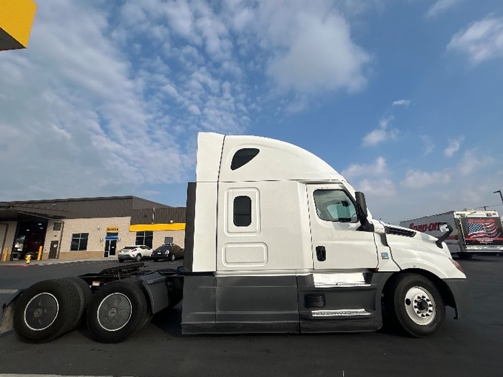 Sleeper Tractor-Heavy Duty Tractors-Freightliner-2020-T12664ST-Fontana-CA-611,577\n\t\tmiles-$ 55,250 - Image 6