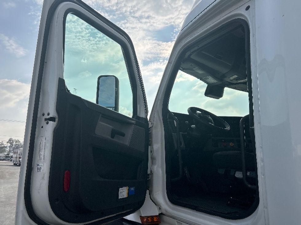 Sleeper Tractor-Heavy Duty Tractors-Freightliner-2020-T12664ST-Fontana-CA-611,577\n\t\tmiles-$ 55,250 - Image 7