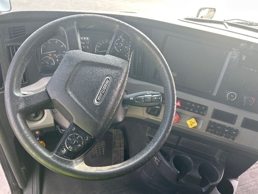 Sleeper Tractor-Heavy Duty Tractors-Freightliner-2020-T12664ST-Fontana-CA-611,577\n\t\tmiles-$ 55,250 - Image 9