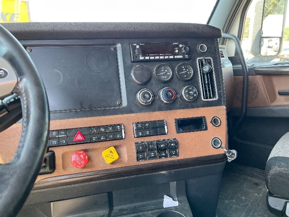 Sleeper Tractor-Heavy Duty Tractors-Freightliner-2020-T12664ST-Fontana-CA-652,640\n\t\tmiles-$ 56,250 - Image 12