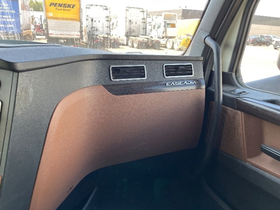 Sleeper Tractor-Heavy Duty Tractors-Freightliner-2020-T12664ST-Fontana-CA-652,640\n\t\tmiles-$ 56,250 - Image 14