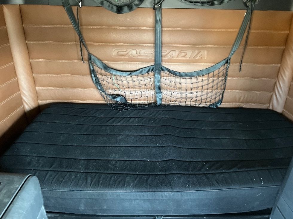 Sleeper Tractor-Heavy Duty Tractors-Freightliner-2020-T12664ST-Fontana-CA-652,640\n\t\tmiles-$ 56,250 - Image 16