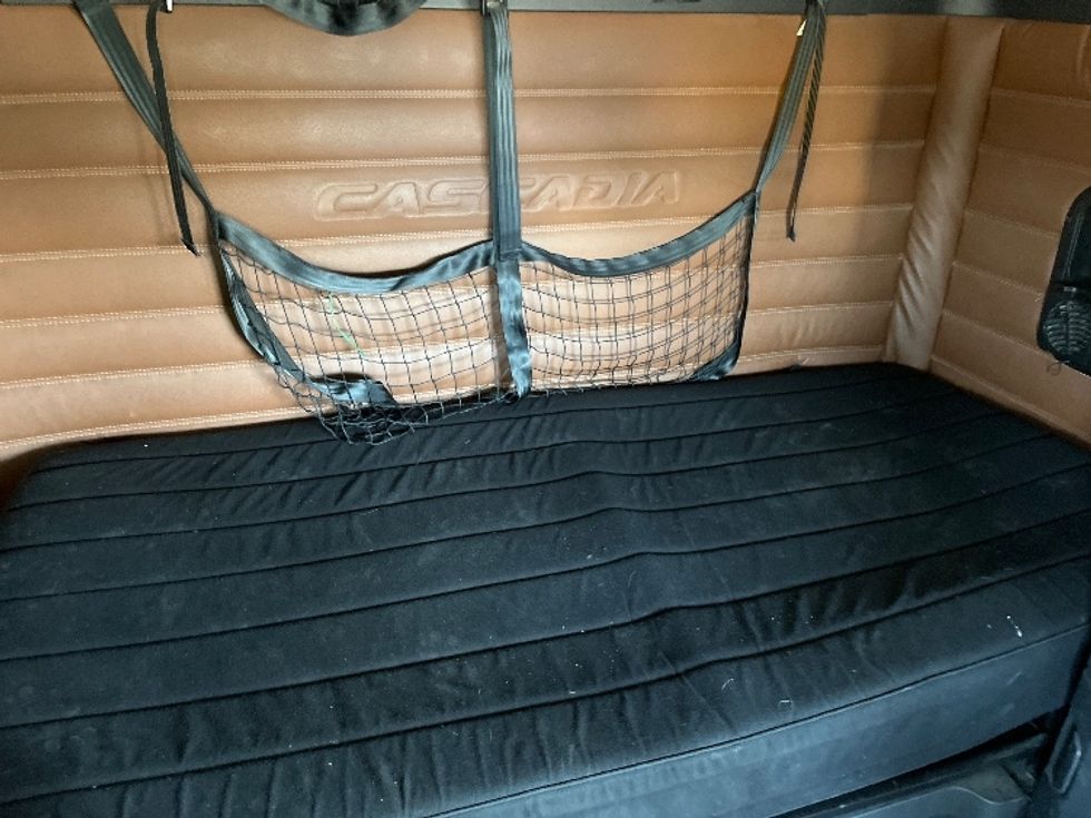 Sleeper Tractor-Heavy Duty Tractors-Freightliner-2020-T12664ST-Fontana-CA-652,640\n\t\tmiles-$ 56,250 - Image 17