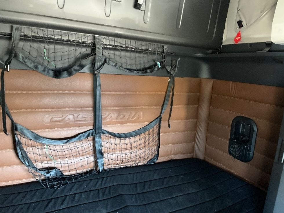 Sleeper Tractor-Heavy Duty Tractors-Freightliner-2020-T12664ST-Fontana-CA-652,640\n\t\tmiles-$ 56,250 - Image 18