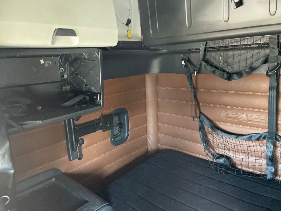 Sleeper Tractor-Heavy Duty Tractors-Freightliner-2020-T12664ST-Fontana-CA-652,640\n\t\tmiles-$ 56,250 - Image 19