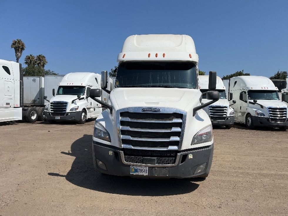 Sleeper Tractor-Heavy Duty Tractors-Freightliner-2020-T12664ST-Fontana-CA-652,640\n\t\tmiles-$ 56,250 - Image 2