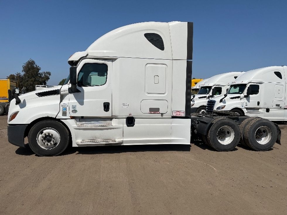 Sleeper Tractor-Heavy Duty Tractors-Freightliner-2020-T12664ST-Fontana-CA-652,640\n\t\tmiles-$ 56,250 - Image 4