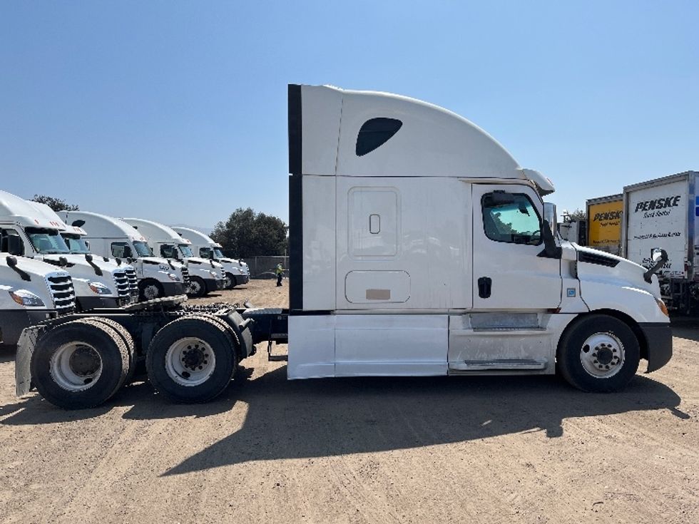 Sleeper Tractor-Heavy Duty Tractors-Freightliner-2020-T12664ST-Fontana-CA-652,640\n\t\tmiles-$ 56,250 - Image 8