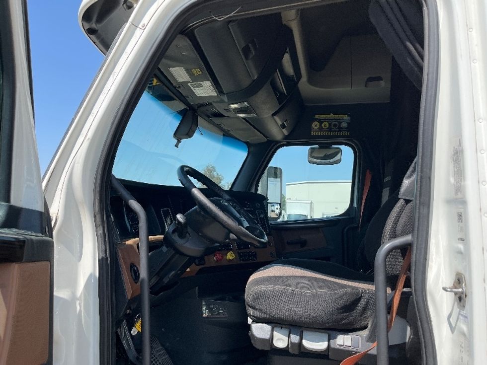 Sleeper Tractor-Heavy Duty Tractors-Freightliner-2020-T12664ST-Fontana-CA-652,640\n\t\tmiles-$ 56,250 - Image 9