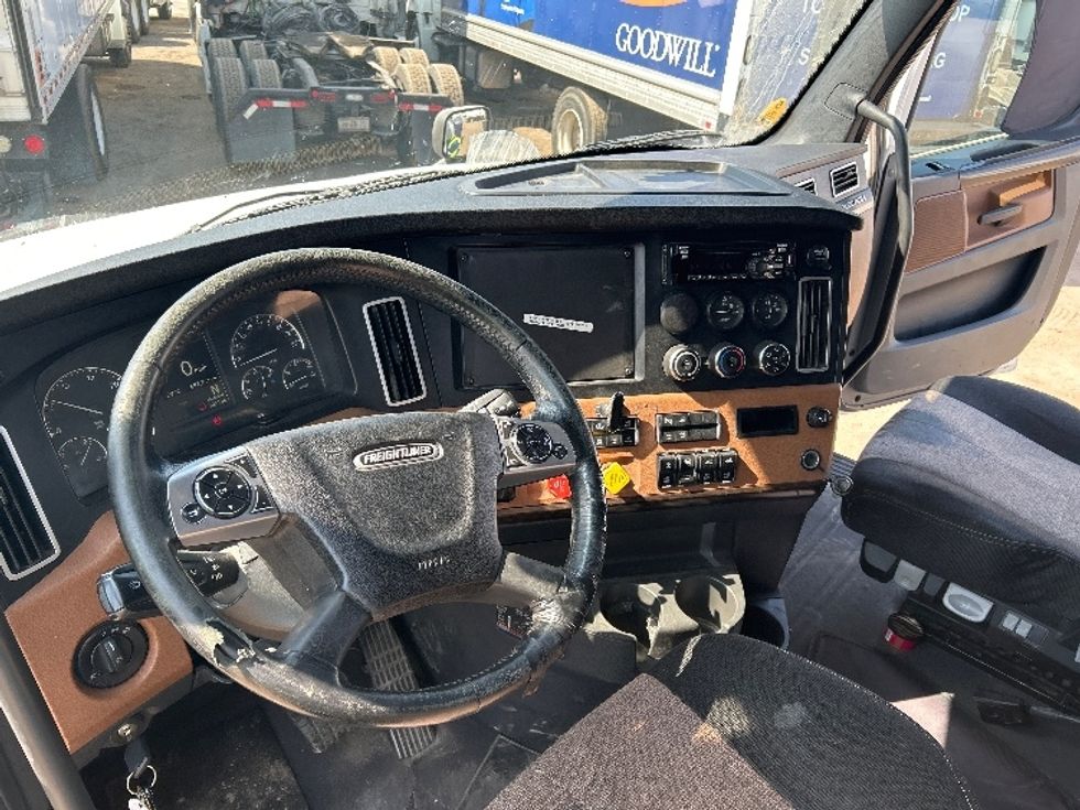 Sleeper Tractor-Heavy Duty Tractors-Freightliner-2020-T12664ST-Fontana-CA-690,125\n\t\tmiles-$ 53,000 - Image 10