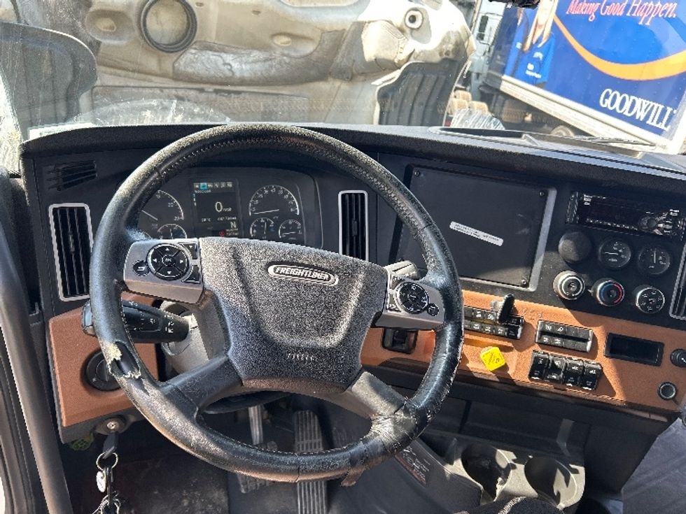 Sleeper Tractor-Heavy Duty Tractors-Freightliner-2020-T12664ST-Fontana-CA-690,125\n\t\tmiles-$ 53,000 - Image 11