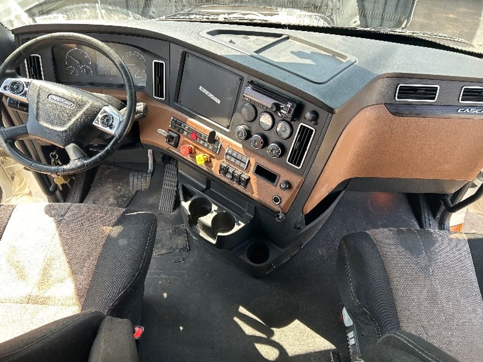 Sleeper Tractor-Heavy Duty Tractors-Freightliner-2020-T12664ST-Fontana-CA-690,125\n\t\tmiles-$ 53,000 - Image 12