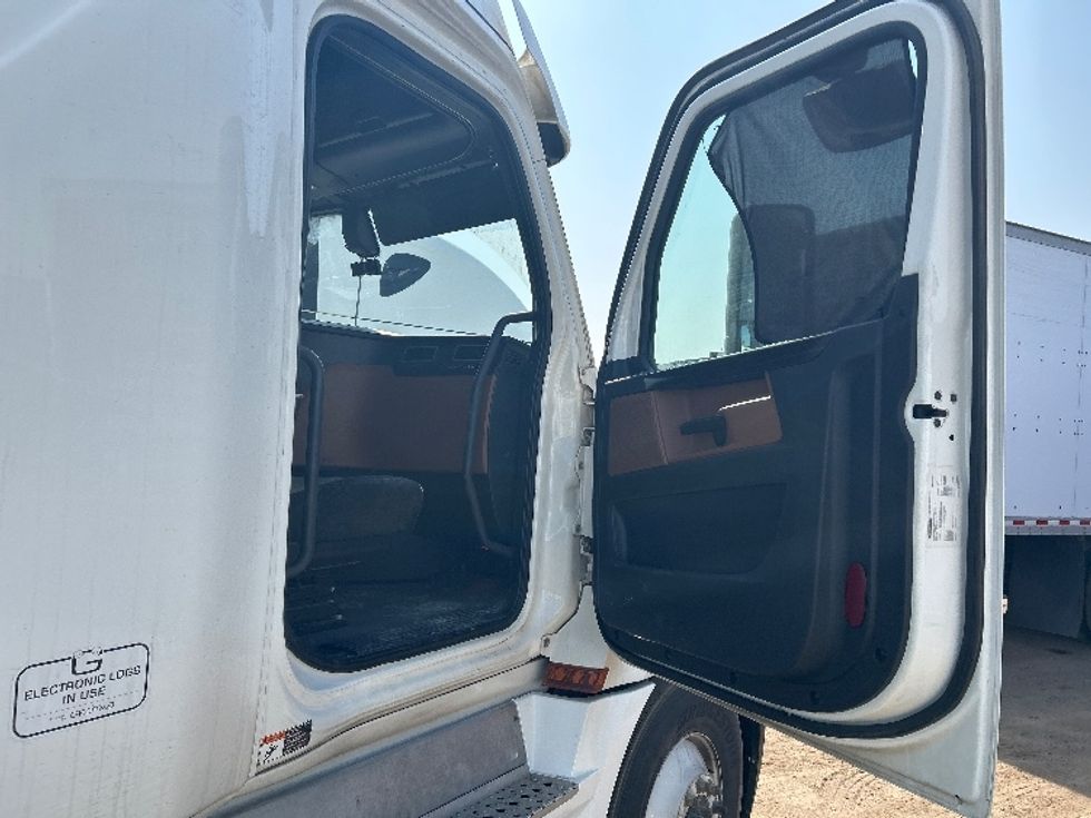 Sleeper Tractor-Heavy Duty Tractors-Freightliner-2020-T12664ST-Fontana-CA-690,125\n\t\tmiles-$ 53,000 - Image 13