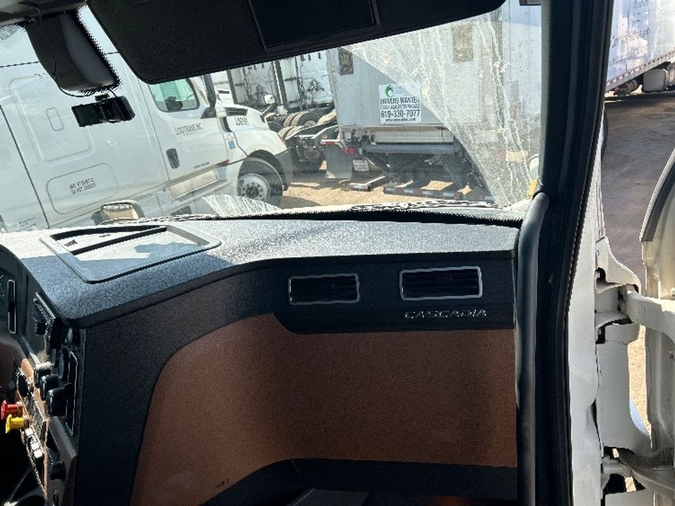 Sleeper Tractor-Heavy Duty Tractors-Freightliner-2020-T12664ST-Fontana-CA-690,125\n\t\tmiles-$ 53,000 - Image 14