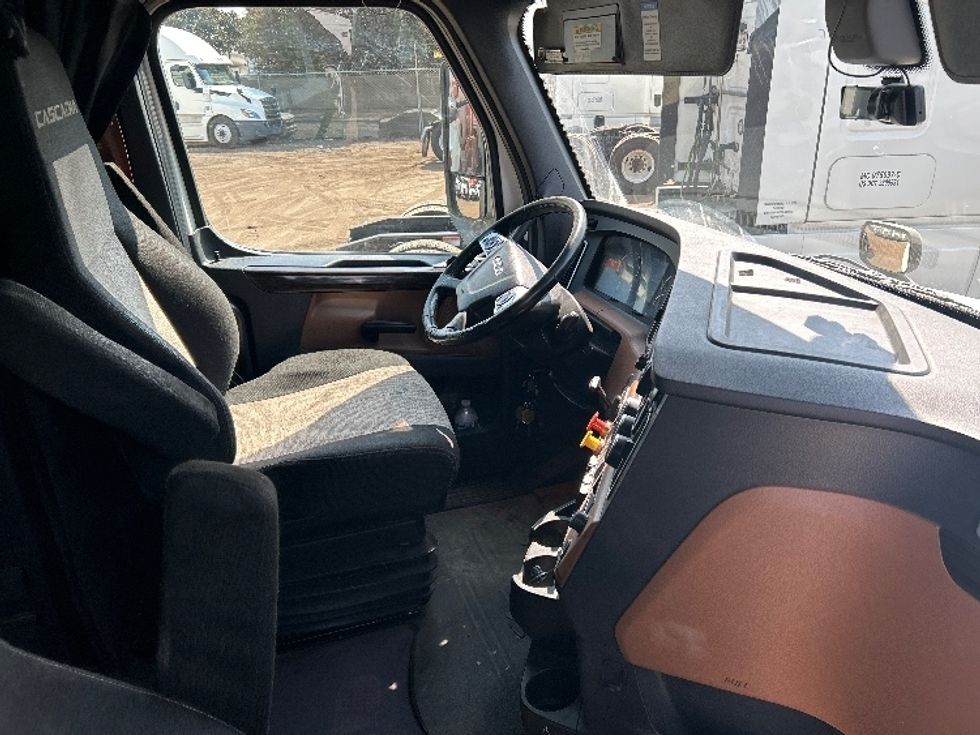 Sleeper Tractor-Heavy Duty Tractors-Freightliner-2020-T12664ST-Fontana-CA-690,125\n\t\tmiles-$ 53,000 - Image 15