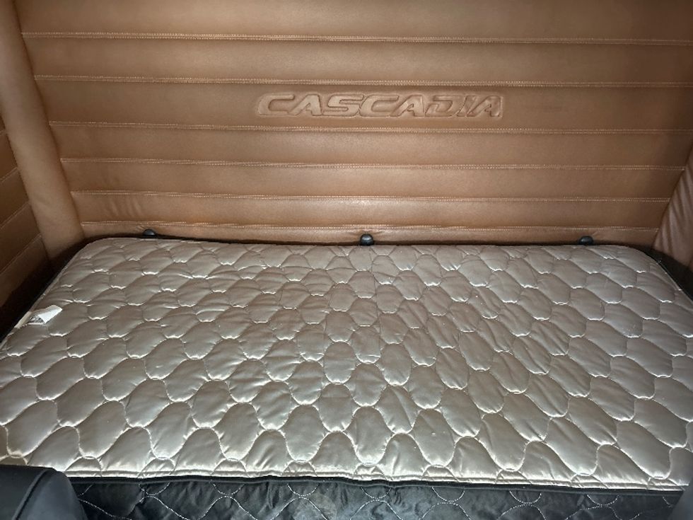 Sleeper Tractor-Heavy Duty Tractors-Freightliner-2020-T12664ST-Fontana-CA-690,125\n\t\tmiles-$ 53,000 - Image 16