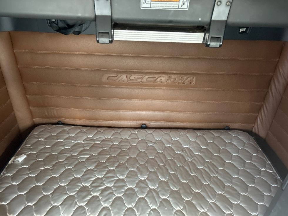 Sleeper Tractor-Heavy Duty Tractors-Freightliner-2020-T12664ST-Fontana-CA-690,125\n\t\tmiles-$ 53,000 - Image 17