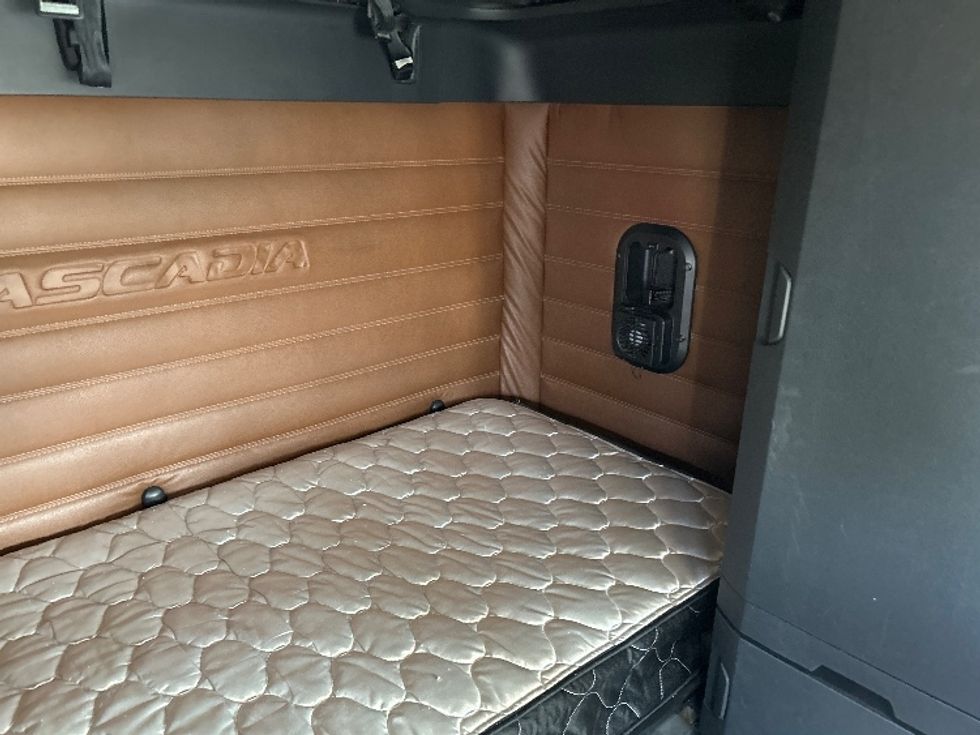 Sleeper Tractor-Heavy Duty Tractors-Freightliner-2020-T12664ST-Fontana-CA-690,125\n\t\tmiles-$ 53,000 - Image 18