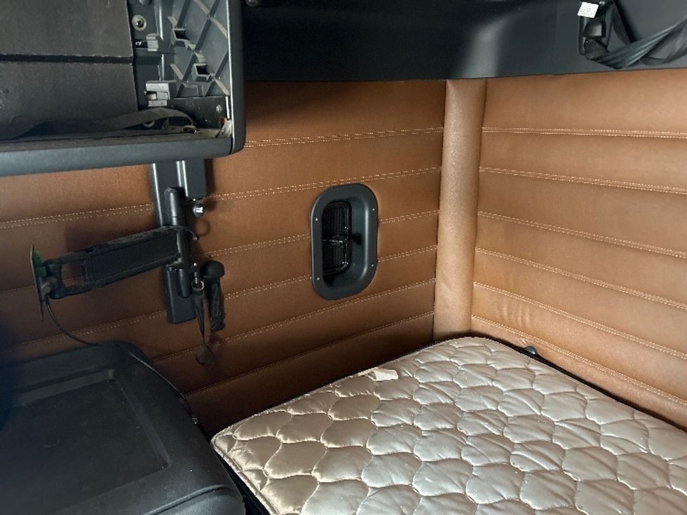 Sleeper Tractor-Heavy Duty Tractors-Freightliner-2020-T12664ST-Fontana-CA-690,125\n\t\tmiles-$ 53,000 - Image 19