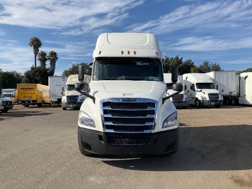 2020 Freightliner Cascadia 126" Sleeper Cab photo 2