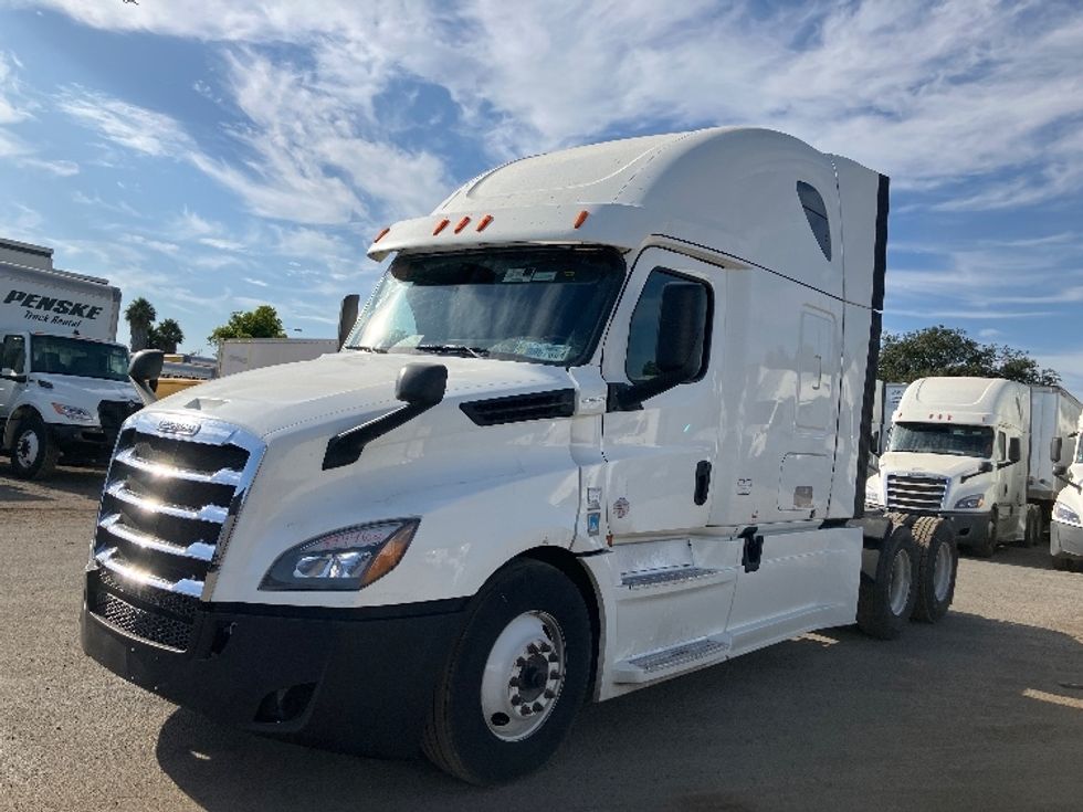 2020 Freightliner Cascadia 126" Sleeper Cab photo 3