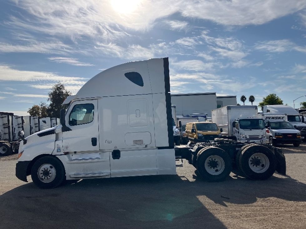 2020 Freightliner Cascadia 126" Sleeper Cab photo 4