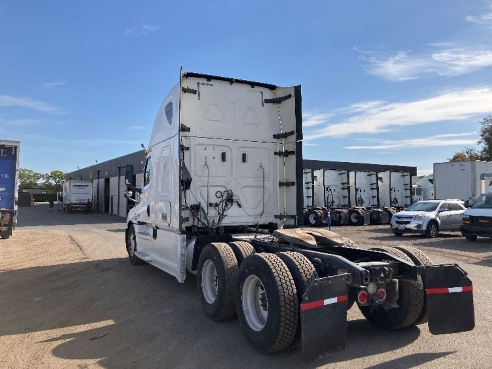 Sleeper Tractor-Heavy Duty Tractors-Freightliner-2020-T12664ST-Fontana-CA-690,125\n\t\tmiles-$ 53,000 - Image 5
