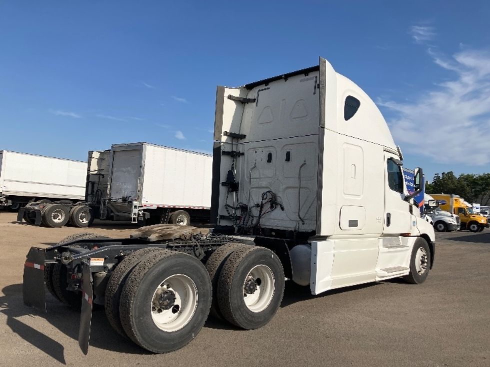Sleeper Tractor-Heavy Duty Tractors-Freightliner-2020-T12664ST-Fontana-CA-690,125\n\t\tmiles-$ 53,000 - Image 7