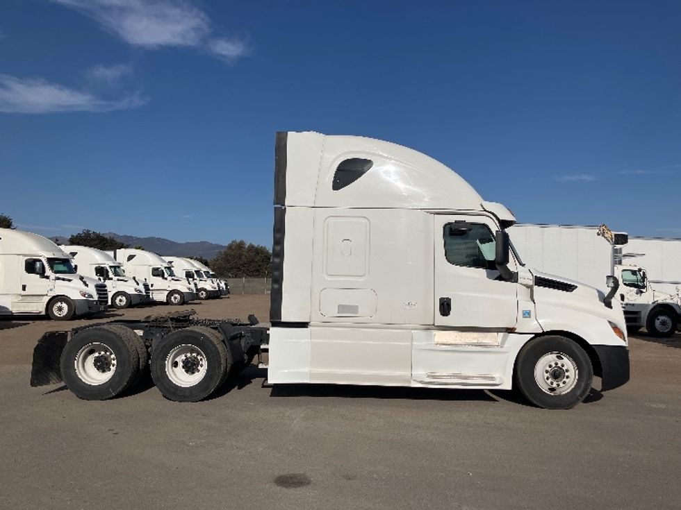 Sleeper Tractor-Heavy Duty Tractors-Freightliner-2020-T12664ST-Fontana-CA-690,125\n\t\tmiles-$ 53,000 - Image 8
