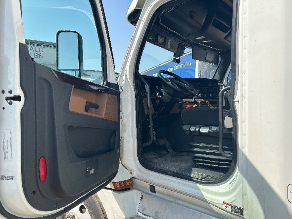 Sleeper Tractor-Heavy Duty Tractors-Freightliner-2020-T12664ST-Fontana-CA-690,125\n\t\tmiles-$ 53,000 - Image 9