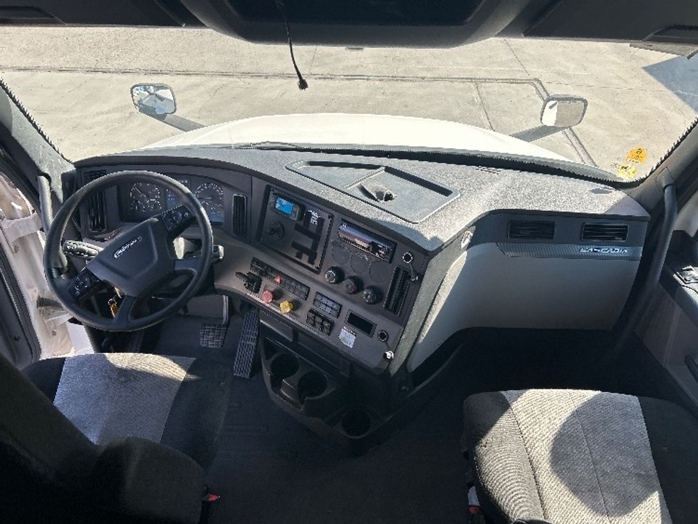 Sleeper Tractor-Heavy Duty Tractors-Freightliner-2020-T12664ST-Fontana-CA-694,708\n\t\tmiles-$ 56,500 - Image 12