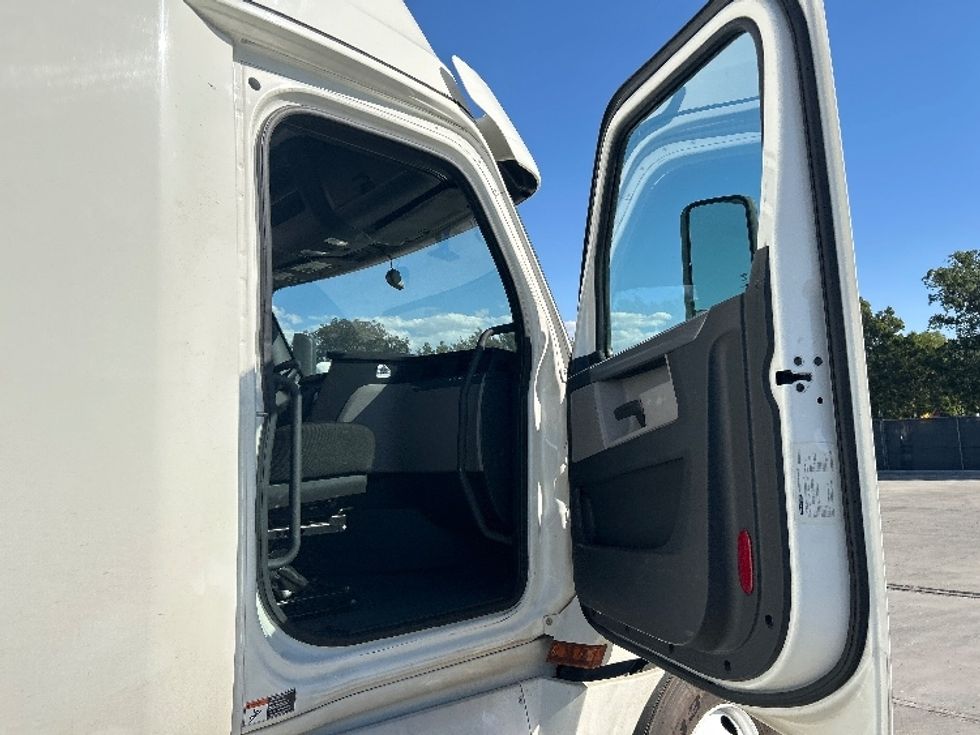 Sleeper Tractor-Heavy Duty Tractors-Freightliner-2020-T12664ST-Fontana-CA-694,708\n\t\tmiles-$ 56,500 - Image 13