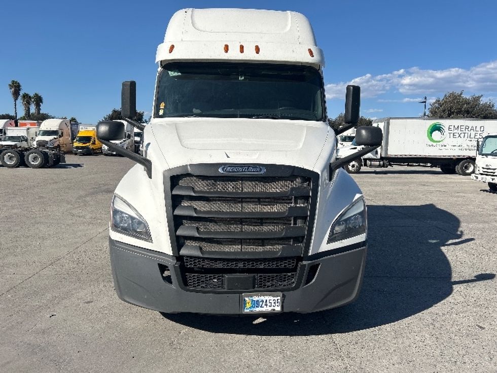 Sleeper Tractor-Heavy Duty Tractors-Freightliner-2020-T12664ST-Fontana-CA-694,708\n\t\tmiles-$ 56,500 - Image 2