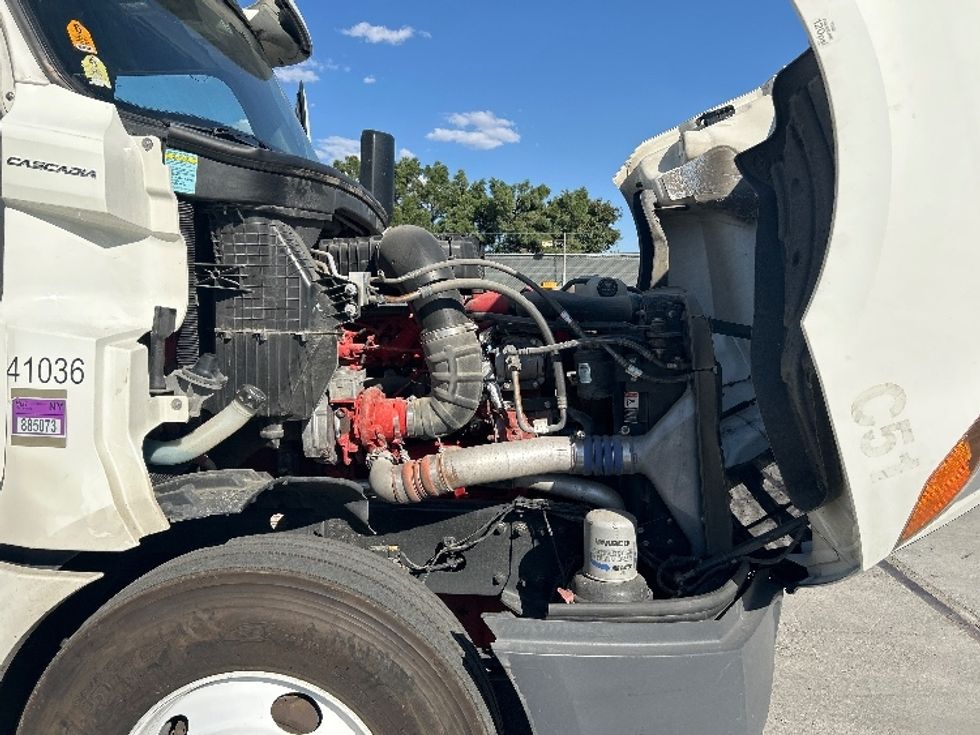 Sleeper Tractor-Heavy Duty Tractors-Freightliner-2020-T12664ST-Fontana-CA-694,708\n\t\tmiles-$ 56,500 - Image 20