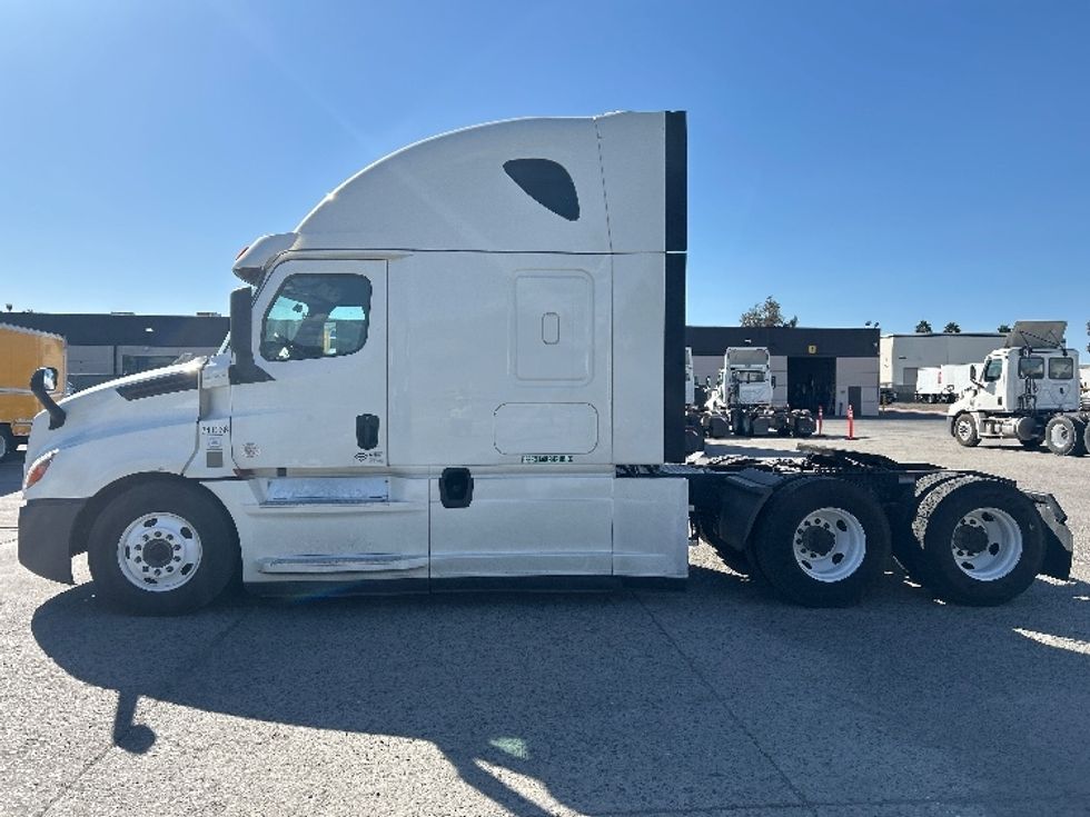 Sleeper Tractor-Heavy Duty Tractors-Freightliner-2020-T12664ST-Fontana-CA-694,708\n\t\tmiles-$ 56,500 - Image 4