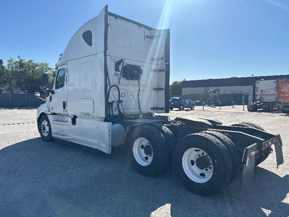 Sleeper Tractor-Heavy Duty Tractors-Freightliner-2020-T12664ST-Fontana-CA-694,708\n\t\tmiles-$ 56,500 - Image 5