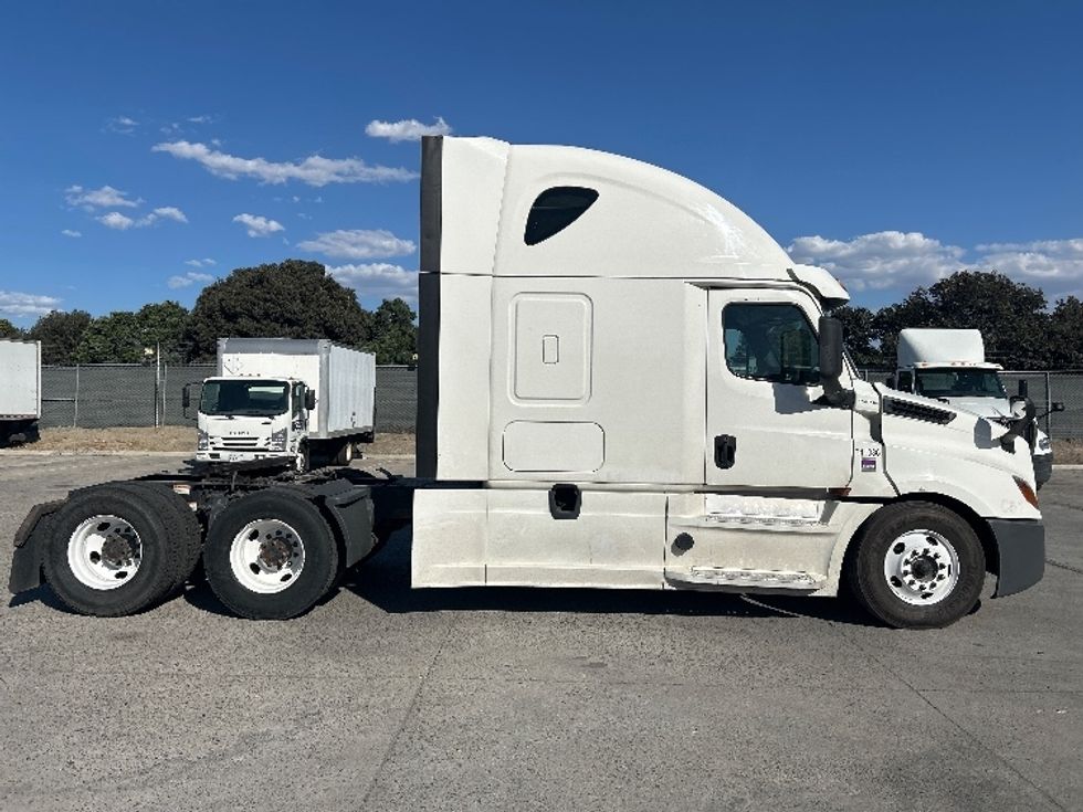 Sleeper Tractor-Heavy Duty Tractors-Freightliner-2020-T12664ST-Fontana-CA-694,708\n\t\tmiles-$ 56,500 - Image 8