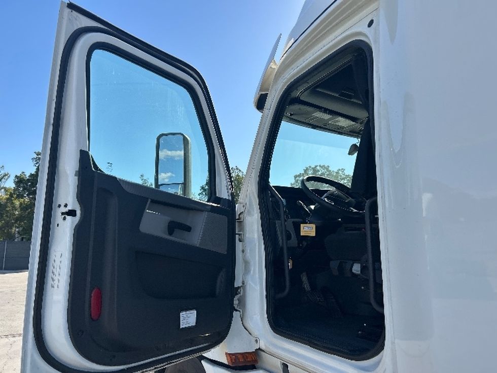 Sleeper Tractor-Heavy Duty Tractors-Freightliner-2020-T12664ST-Fontana-CA-694,708\n\t\tmiles-$ 56,500 - Image 9