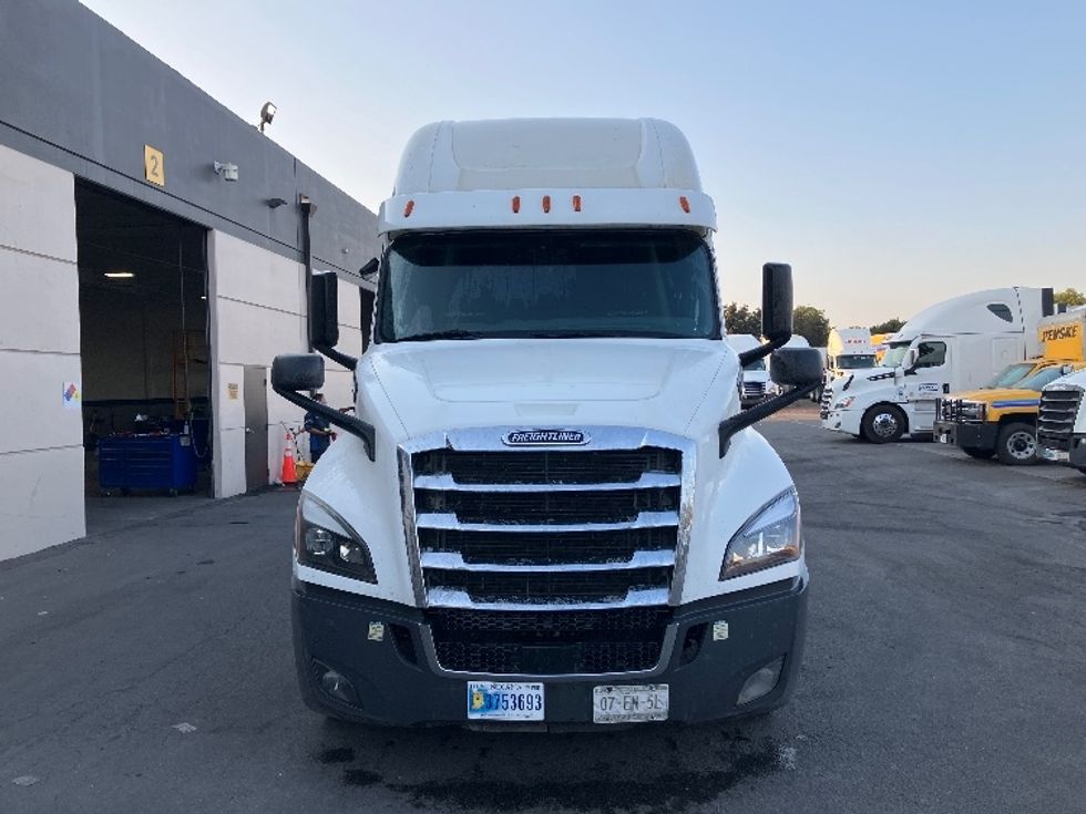 2020 Freightliner Cascadia 126" Sleeper Cab photo 2