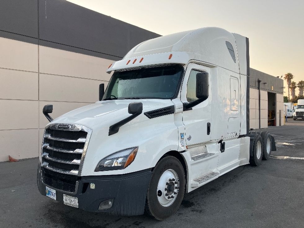 2020 Freightliner Cascadia 126" Sleeper Cab photo 3