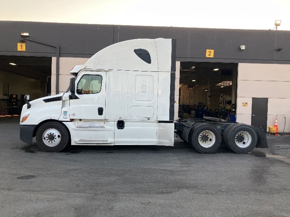 2020 Freightliner Cascadia 126" Sleeper Cab photo 4
