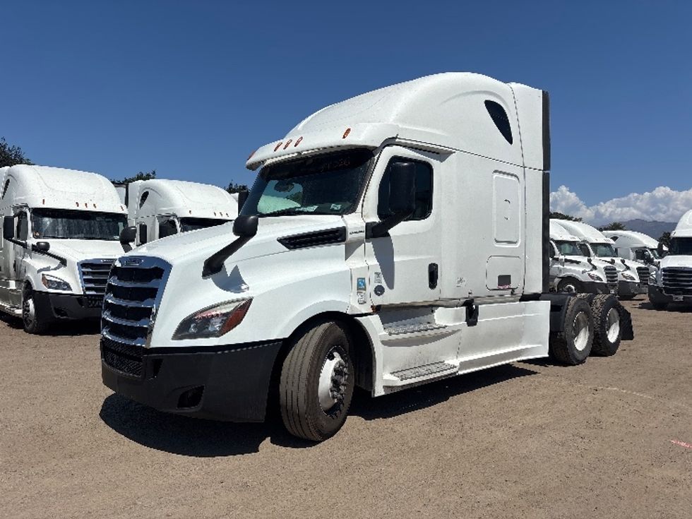 2020 Freightliner Cascadia 126" Sleeper Cab photo 3